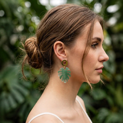 Boucles d'Oreilles Pendantes Feuille Monstera Verte & Or