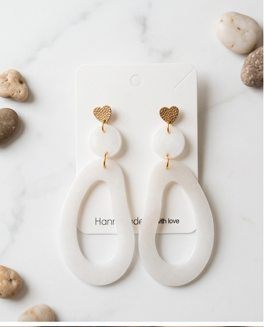 Boucles pendantes blanches