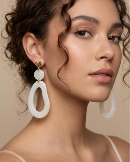 Boucles pendantes blanches