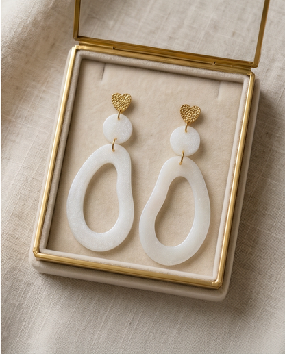 Boucles pendantes blanches